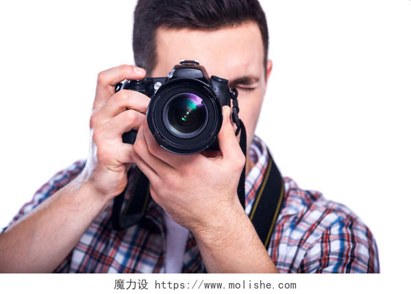一个年轻男人正在拿着照相机拍照